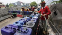 Bahkan warga harus memberil air gerobak seharga Rp 40 ribu.