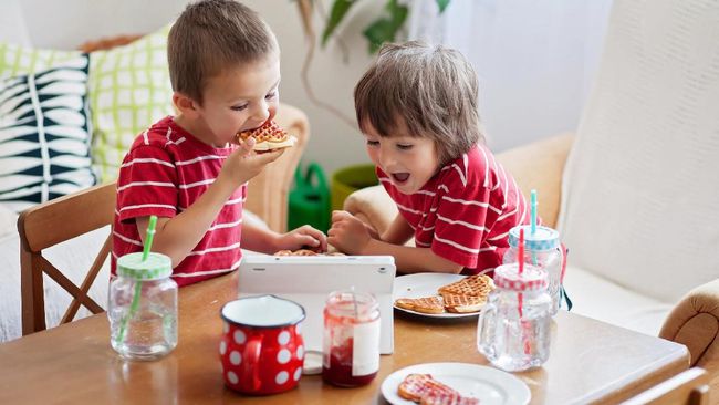 Jadwal dan Aturan Menu Makan Anak yang Perlu Bunda Tahu