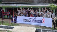 Risers berfoto dengan anak-anak rumah baca Way Kanan, Lampung Timur.