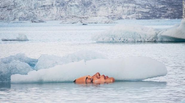 Sean Yoro Bikin Lukisan di Atas Bongkahan Es