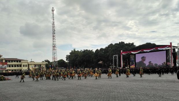 Anggota Brimob menarikan tarian tradisional Flores.