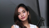 Beby tampil cantik dengan riasan tipis yang dipakainya. Foto: Ismail/detikHOT