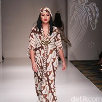 Koleksi Ghea Panggabean yang mengusung tema The Spice & Silk Route from Sumatera to Java di IPMI Trend Show 2017. The Hall Lt.8. Senayan City. Jakarta. [Foto: Mohammad Abduh/Wolipop]