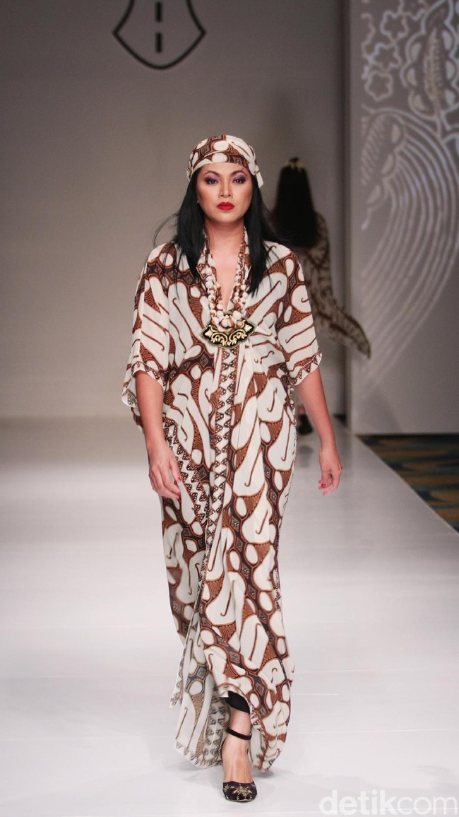 Koleksi Ghea Panggabean yang mengusung tema The Spice & Silk Route from Sumatera to Java di IPMI Trend Show 2017. The Hall Lt.8. Senayan City. Jakarta. [Foto: Mohammad Abduh/Wolipop]