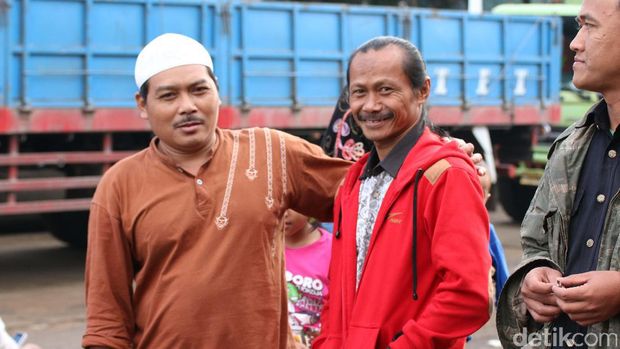 Penumpang bus tetap tersenyum