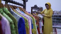 Ibu Rahayu menunjukan koleksi busana dari kain tapisnya.