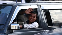 Para pengemudi itu dipaksa menginap di dalam mobilnya karena jalanan tak bisa dilalui. Pool/Ronny.