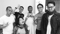 Pada hari ini, Jumat (13/1/2017) salah satu personilnya Oon, meninggal dunia di Bandung akibat komplikasi penyakit yang menderanya sejak ia berusia 28 tahun. (Dok. Instagram)