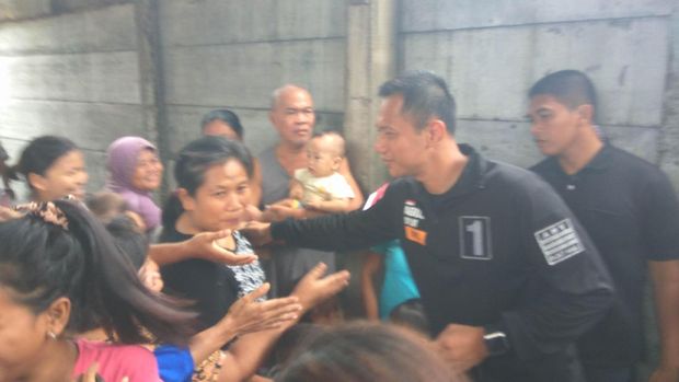 Saat Agus Yudhoyono  Menyapa Almira di Pademangan Timur