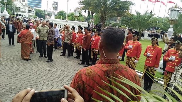 Kedatangan PM Singapura disambut alunan gamelan dan tarian.