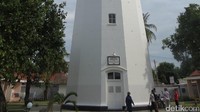 Foto: Wisatawan yang hendak masuk ke mercusuar. Tempat ini sekarang dikelola oleh Ditjen Hubla, Kemenhub (Fitraya/detikTravel