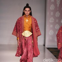 Koleksi Ghea Panggabean yang mengusung tema The Spice & Silk Route from Sumatera to Java di IPMI Trend Show 2017. The Hall Lt.8. Senayan City. Jakarta. [Foto: Mohammad Abduh/Wolipop]