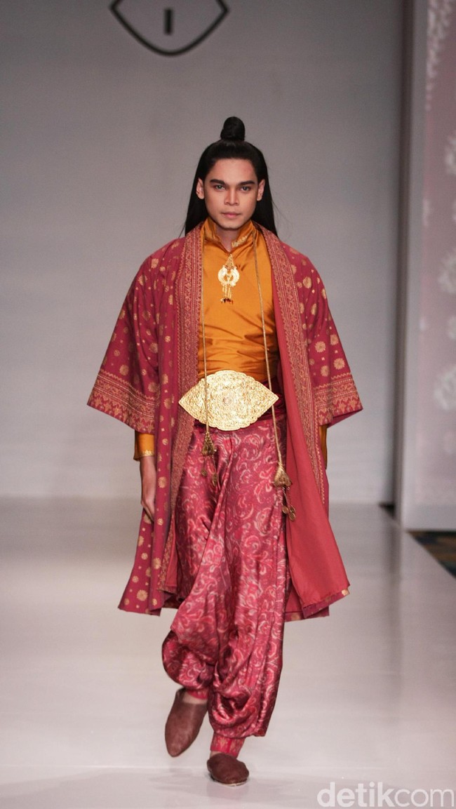 Koleksi Ghea Panggabean yang mengusung tema The Spice & Silk Route from Sumatera to Java di IPMI Trend Show 2017. The Hall Lt.8. Senayan City. Jakarta. [Foto: Mohammad Abduh/Wolipop]
