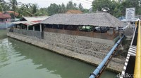 Foto: Dinamakan Warung Muaro karena lokasinya yang memang di pinggir muara sungai. Warung makan ini sudah berumur 9 tahun (Fitraya/detikTravel)