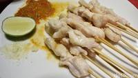10 tusuk daging ayam berwarna putih dipadukan dengan sambal rawit dengan kucuran jeruk limau dan garam. Enak dipadukan dengan nasi dan lontong.