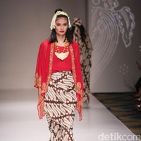 Koleksi Ghea Panggabean yang mengusung tema The Spice & Silk Route from Sumatera to Java di IPMI Trend Show 2017. The Hall Lt.8. Senayan City. Jakarta. [Foto: Mohammad Abduh/Wolipop]