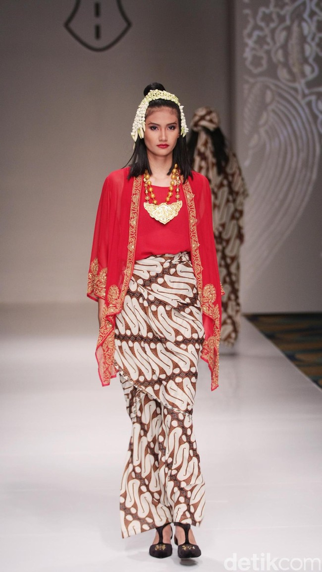 Koleksi Ghea Panggabean yang mengusung tema The Spice & Silk Route from Sumatera to Java di IPMI Trend Show 2017. The Hall Lt.8. Senayan City. Jakarta. [Foto: Mohammad Abduh/Wolipop]