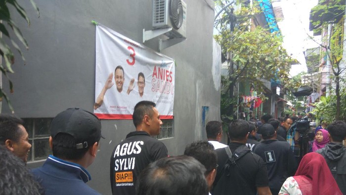 Ada Spanduk Anies Saat Blusukan di Pademangan, Agus: Ini Demokrasi