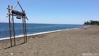 Pantai yang namanya mirip pelabuhan penyeberangan di Jawa Timur ini termasuk dalam kawasan Desa Selengen, Kecamatan Kayangan. Disebut Pantai Ketapang karena dulunya di sini banyak sekali pohon ketapang (Masaul/detikTravel)