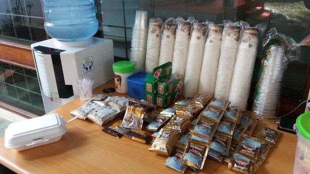 Sajian Bubur dan Kue untuk Warga yang Mengadu ke Ahok di Rumah Lembang