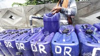 Warga disekitar Muara Angke kekurangan air bersih bahkan para nelayan harus membeli air gerobak.