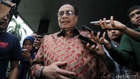 Irman keluar gedung KPK.