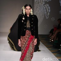 Koleksi Ghea Panggabean yang mengusung tema The Spice & Silk Route from Sumatera to Java di IPMI Trend Show 2017. The Hall Lt.8. Senayan City. Jakarta. [Foto: Mohammad Abduh/Wolipop]