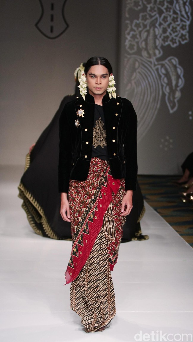 Koleksi Ghea Panggabean yang mengusung tema The Spice & Silk Route from Sumatera to Java di IPMI Trend Show 2017. The Hall Lt.8. Senayan City. Jakarta. [Foto: Mohammad Abduh/Wolipop]