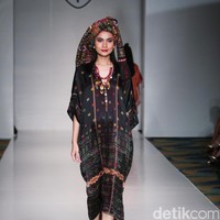 Koleksi Ghea Panggabean yang mengusung tema The Spice & Silk Route from Sumatera to Java di IPMI Trend Show 2017. The Hall Lt.8. Senayan City. Jakarta. [Foto: Mohammad Abduh/Wolipop]