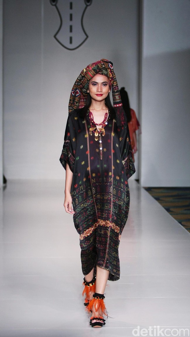 Koleksi Ghea Panggabean yang mengusung tema The Spice & Silk Route from Sumatera to Java di IPMI Trend Show 2017. The Hall Lt.8. Senayan City. Jakarta. [Foto: Mohammad Abduh/Wolipop]