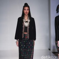 Koleksi Ghea Panggabean yang mengusung tema The Spice & Silk Route from Sumatera to Java di IPMI Trend Show 2017. The Hall Lt.8. Senayan City. Jakarta. [Foto: Mohammad Abduh/Wolipop]