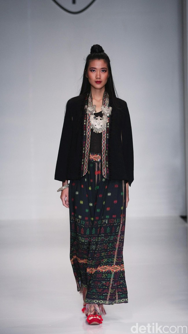 Koleksi Ghea Panggabean yang mengusung tema The Spice & Silk Route from Sumatera to Java di IPMI Trend Show 2017. The Hall Lt.8. Senayan City. Jakarta. [Foto: Mohammad Abduh/Wolipop]