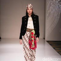 Koleksi Ghea Panggabean yang mengusung tema The Spice & Silk Route from Sumatera to Java di IPMI Trend Show 2017. The Hall Lt.8. Senayan City. Jakarta. [Foto: Mohammad Abduh/Wolipop]