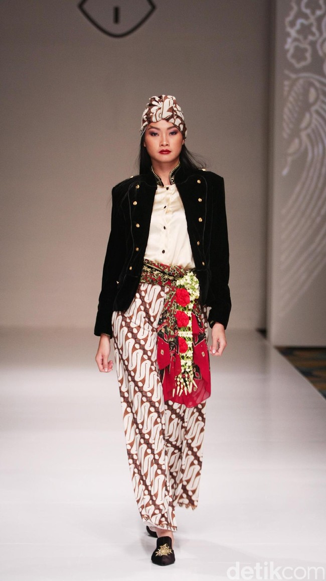 Koleksi Ghea Panggabean yang mengusung tema The Spice & Silk Route from Sumatera to Java di IPMI Trend Show 2017. The Hall Lt.8. Senayan City. Jakarta. [Foto: Mohammad Abduh/Wolipop]