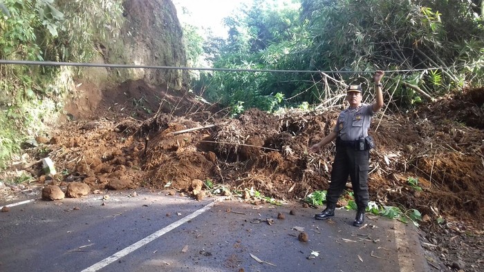 Longsor Tutup Jalan dan Timpa Rumah di Lembang