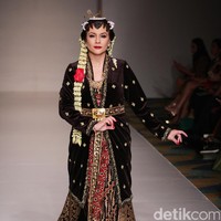 Koleksi Ghea Panggabean yang mengusung tema The Spice & Silk Route from Sumatera to Java di IPMI Trend Show 2017. The Hall Lt.8. Senayan City. Jakarta. [Foto: Mohammad Abduh/Wolipop]