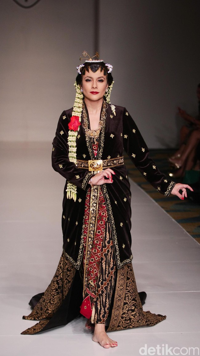 Koleksi Ghea Panggabean yang mengusung tema The Spice & Silk Route from Sumatera to Java di IPMI Trend Show 2017. The Hall Lt.8. Senayan City. Jakarta. [Foto: Mohammad Abduh/Wolipop]