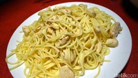 Pastanya berwarna pucat dengan rasa asam asin. Uniknya pasta ini diberi bumbu pelengkap yang sama dengan sate taichan.