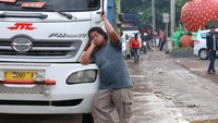 Ekspresi pengemudi truk yang terjebak macet belasan jam karena Jalan Raya Rancaekek, Kabupaten Bandung, Jawa Barat, terendam banjir. Pool/Ronny.