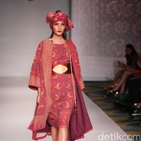 Koleksi Ghea Panggabean yang mengusung tema The Spice & Silk Route from Sumatera to Java di IPMI Trend Show 2017. The Hall Lt.8. Senayan City. Jakarta. [Foto: Mohammad Abduh/Wolipop]