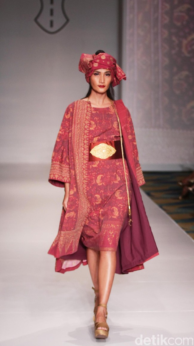 Koleksi Ghea Panggabean yang mengusung tema The Spice & Silk Route from Sumatera to Java di IPMI Trend Show 2017. The Hall Lt.8. Senayan City. Jakarta. [Foto: Mohammad Abduh/Wolipop]