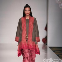 Koleksi Ghea Panggabean yang mengusung tema The Spice & Silk Route from Sumatera to Java di IPMI Trend Show 2017. The Hall Lt.8. Senayan City. Jakarta. [Foto: Mohammad Abduh/Wolipop]