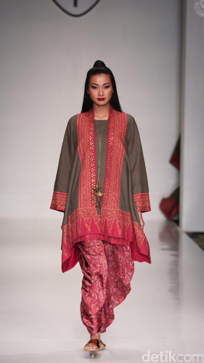 Koleksi Ghea Panggabean yang mengusung tema The Spice & Silk Route from Sumatera to Java di IPMI Trend Show 2017. The Hall Lt.8. Senayan City. Jakarta. [Foto: Mohammad Abduh/Wolipop]