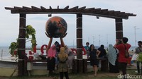 Foto: Kalau  melintas di Anyer, jangan lupa mampir ke Mercusuar Cikoneng. Banyak wisatawan datang berkunjung saat akhir pekan (Fitraya/detikTravel)