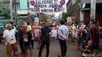 Warga memasang spanduk penolakan.