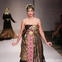 Koleksi Ghea Panggabean yang mengusung tema The Spice & Silk Route from Sumatera to Java di IPMI Trend Show 2017. The Hall Lt.8. Senayan City. Jakarta. [Foto: Mohammad Abduh/Wolipop]