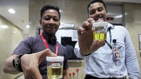 Karyawan KPK memperlihatkan urine sebelum diberikan kepada petugas BNN.