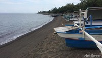 Salah satu yang sayang dilewatkan di Lombok Utara adalah Pantai Ketapang. Pantai ini memesona dengan pasirnya yang hitam halus (Masaul/detikTravel)
