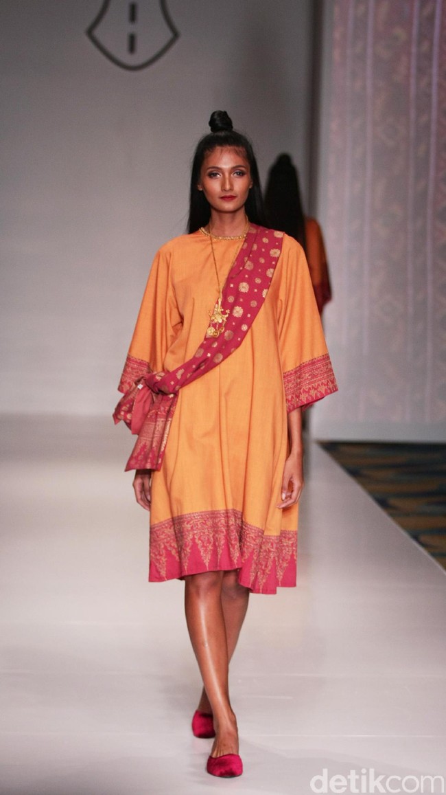 Koleksi Ghea Panggabean yang mengusung tema The Spice & Silk Route from Sumatera to Java di IPMI Trend Show 2017. The Hall Lt.8. Senayan City. Jakarta. [Foto: Mohammad Abduh/Wolipop]