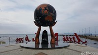 Foto: Tugu Nol Kilometer Anyer bentuknya tangan menopang bola dunia. Tugu ini memiliki fungsi yang sama sebagai penanda awal jalan Anyer-Panarukan (Fitraya/detikTravel)